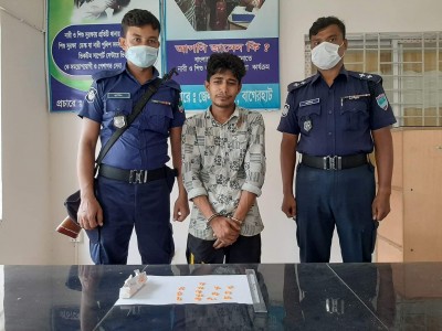 বাগেরহাটে ইয়াবাসহ মাদক ব্যবসায়ী আটক বাগেরহাটে ইয়াবাসহ মাদক ব্যবসায়ী আটক
